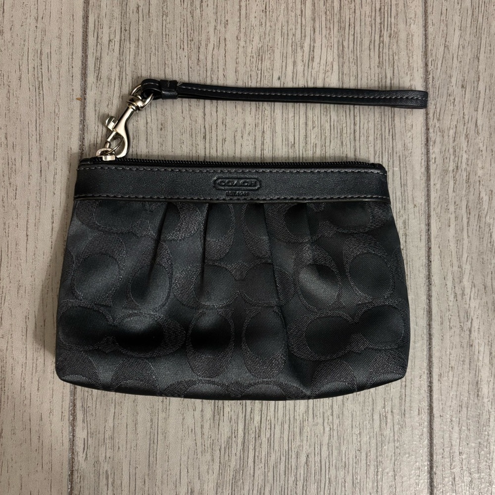 Coach Wristlet in black - EUC.